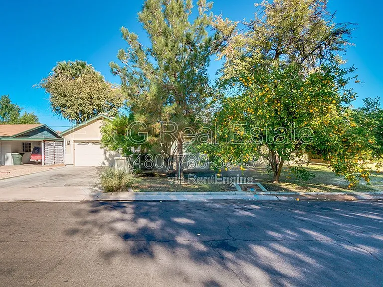 526 E Flynn Ln — Photo 2