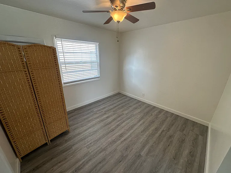 Silverlake Garden Apartments — Photo 26