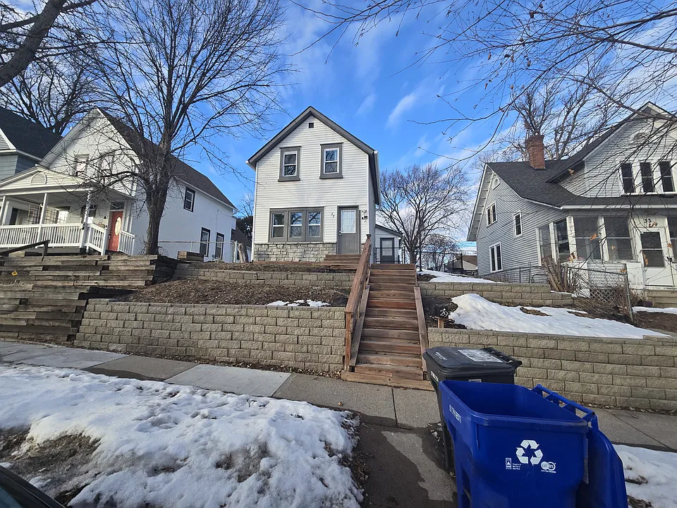 29 Magnolia Ave E