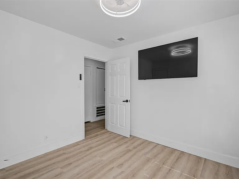 1412 W 10th St — Photo 18