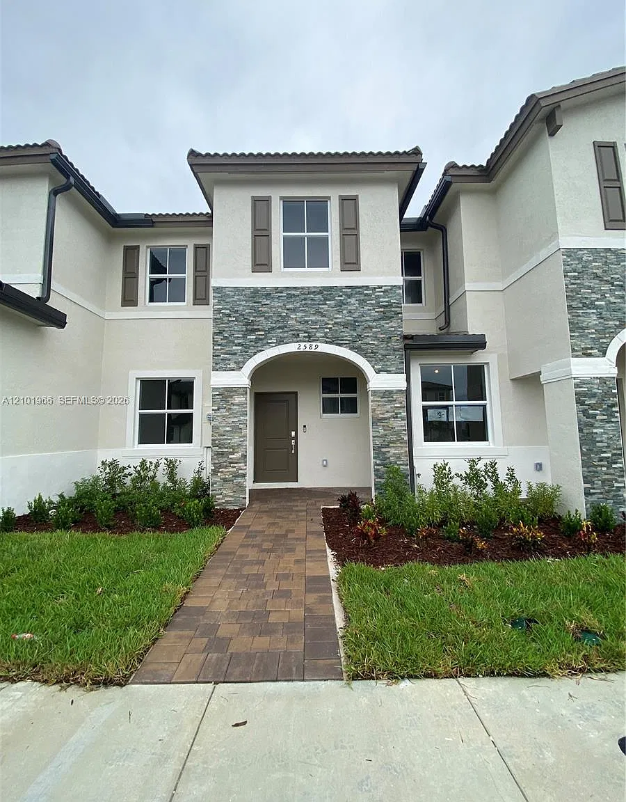 3 bed, 2.5 bath, $2,400 — Photo 1
