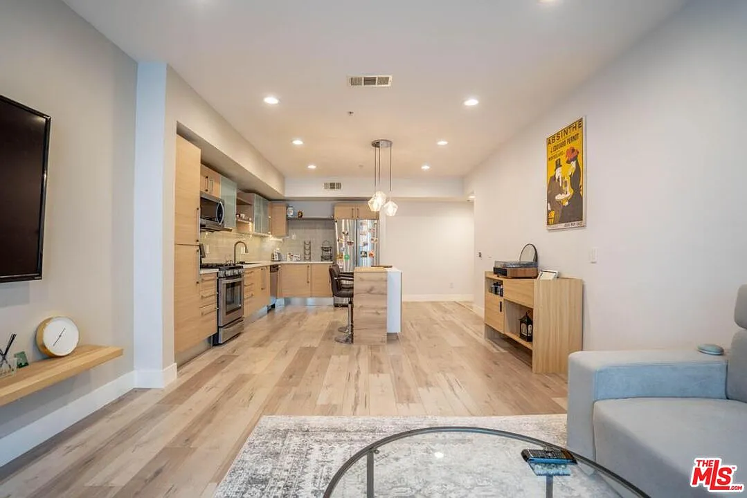 1 bed, 1.0 bath, 830 sqft, $2,600 — Photo 1
