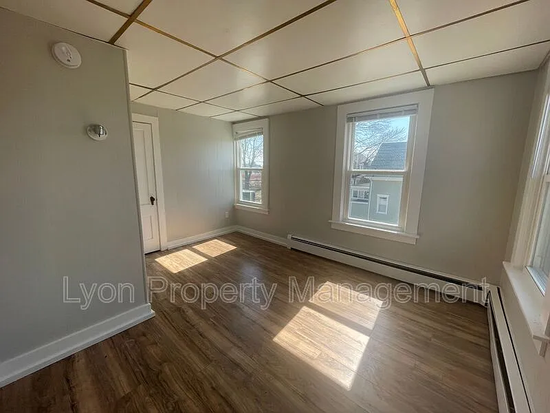 3 bed, 1.0 bath, 1000 sqft, $2,100 — Photo 4