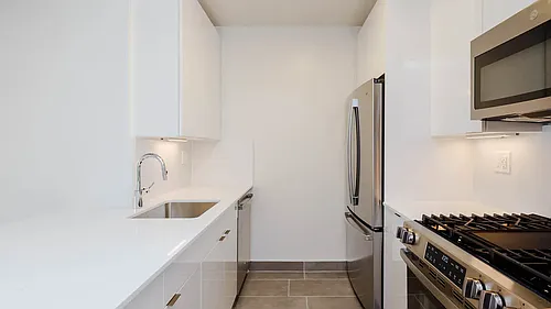 305 W 50th St Photo 1
