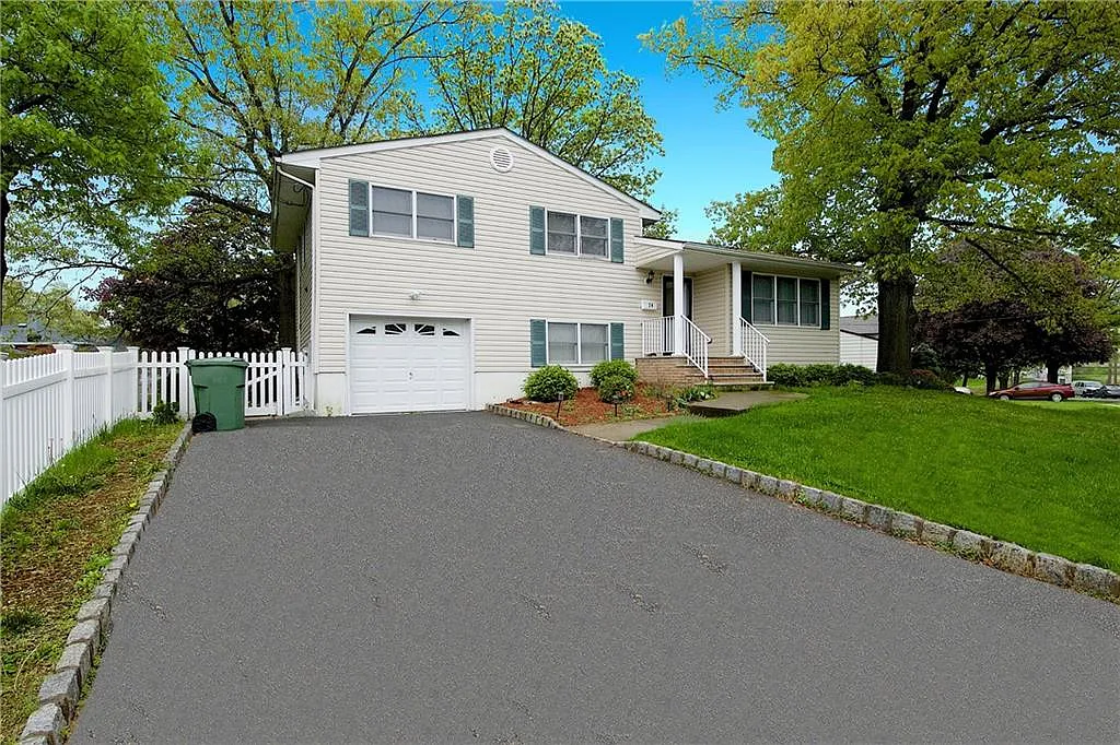 24 Larchmont Rd photo 1