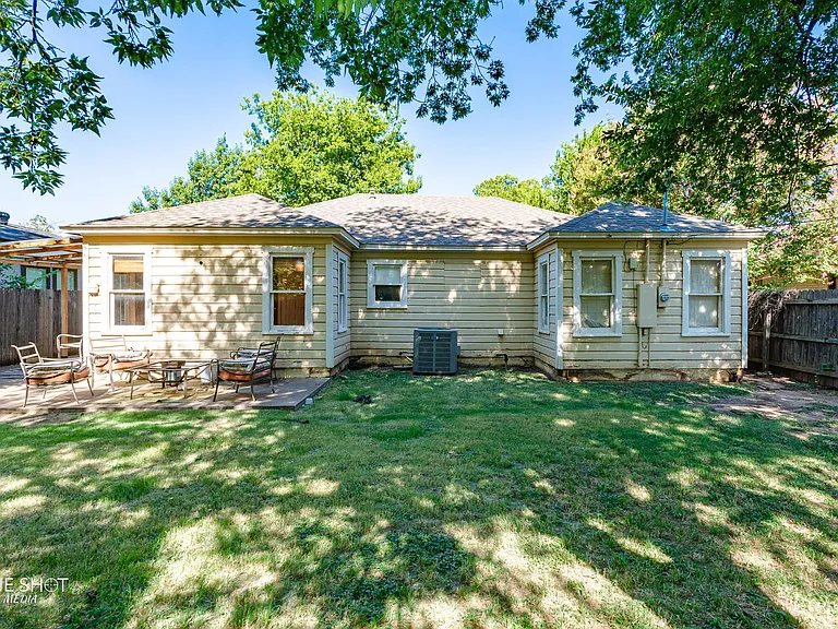 1333 Amarillo St — Photo 32