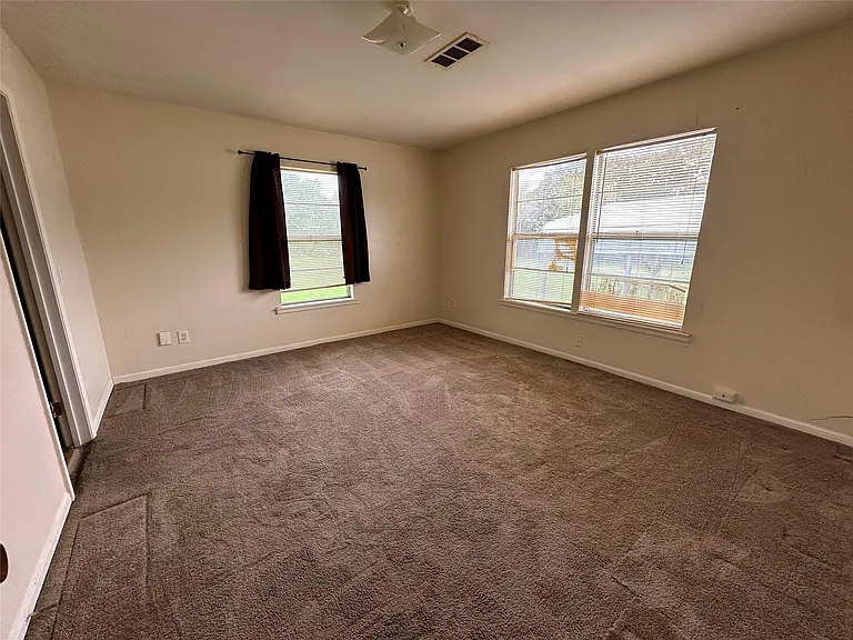 2570 Stadium Dr — Photo 12