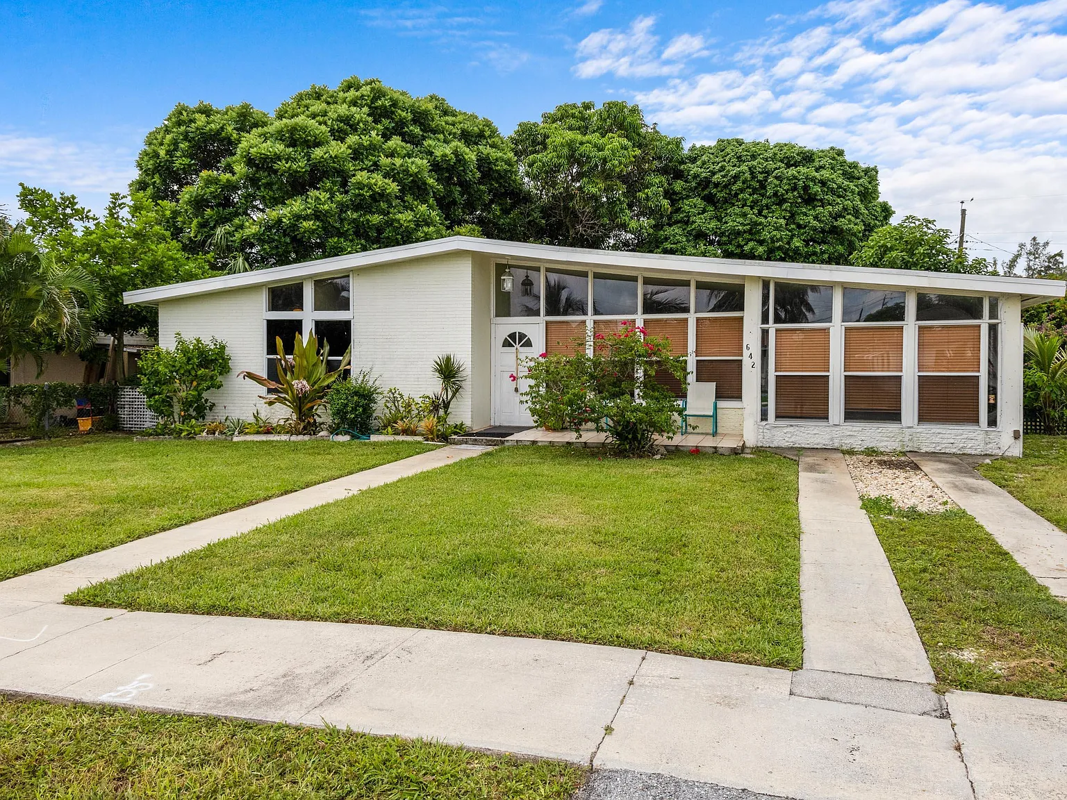 3 bed, 2.0 bath, 1293 sqft, $3,350 — Photo 2