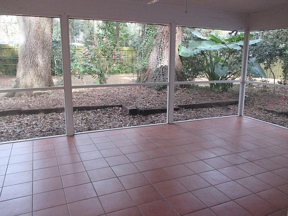 Huge Screened In Porch For Relaxing and Enjoying the Outside