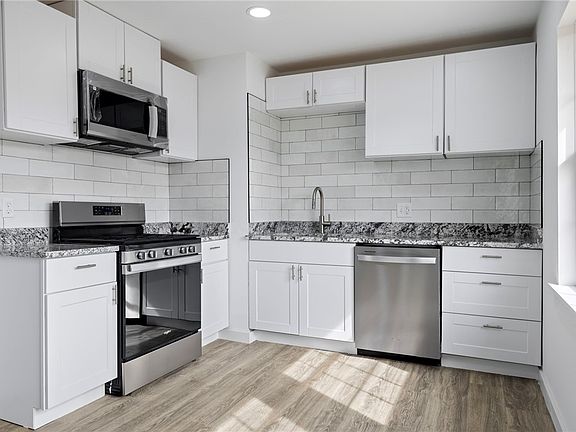 3rd image of 2000 W Wood St