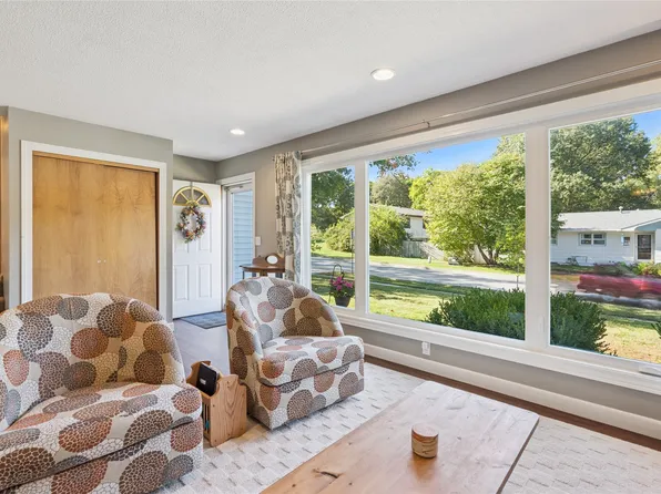 1104 Hazel St, Pella, IA 50219