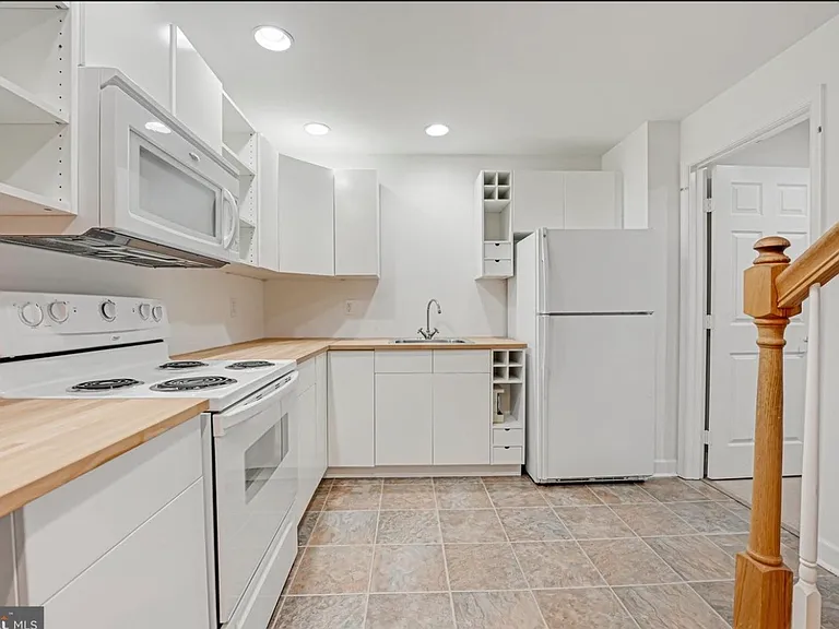 1843 Strickland Ct — Photo 2