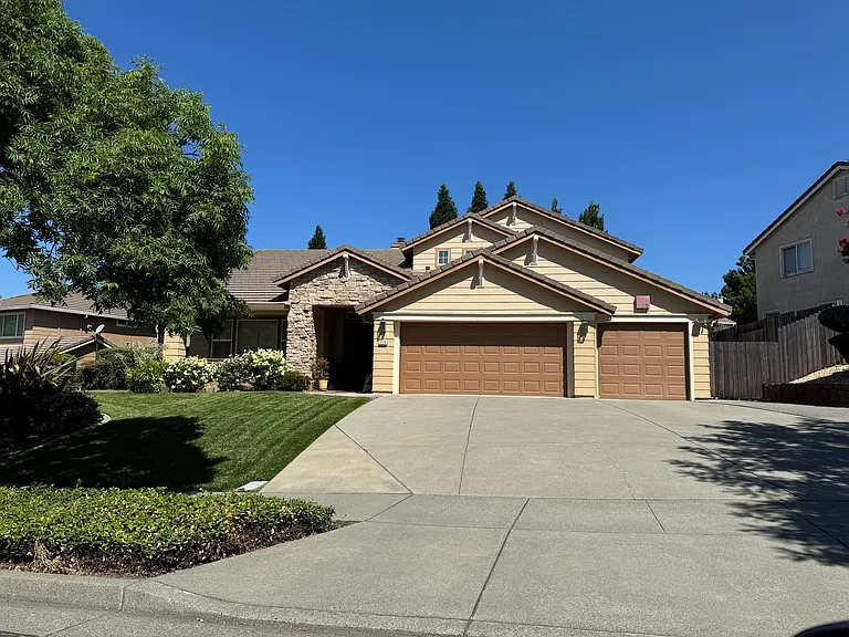 Cliffwood Dr — Photo 1