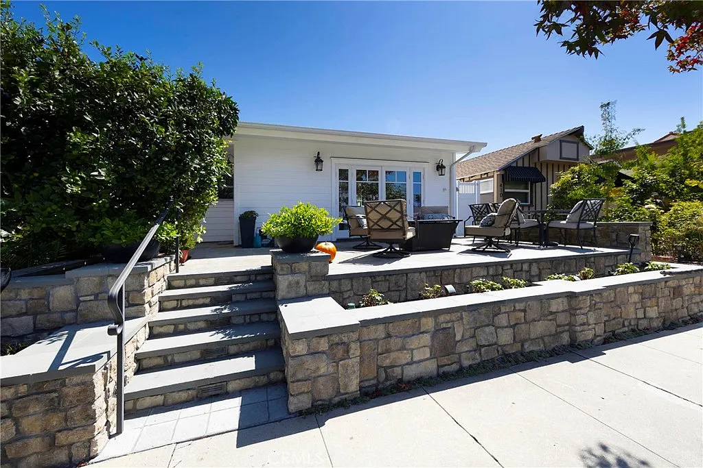 2 bed, 1000 sqft, $4,700 — Photo 1