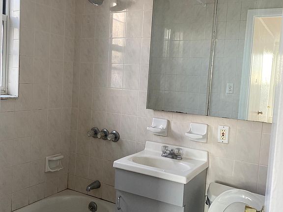 3rd image of 1034 Quincy Ave Floor 2