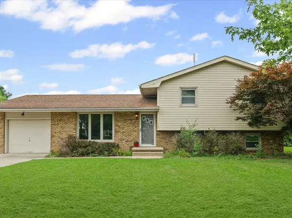 112 Hilton Dr, Lexington, IL 61753