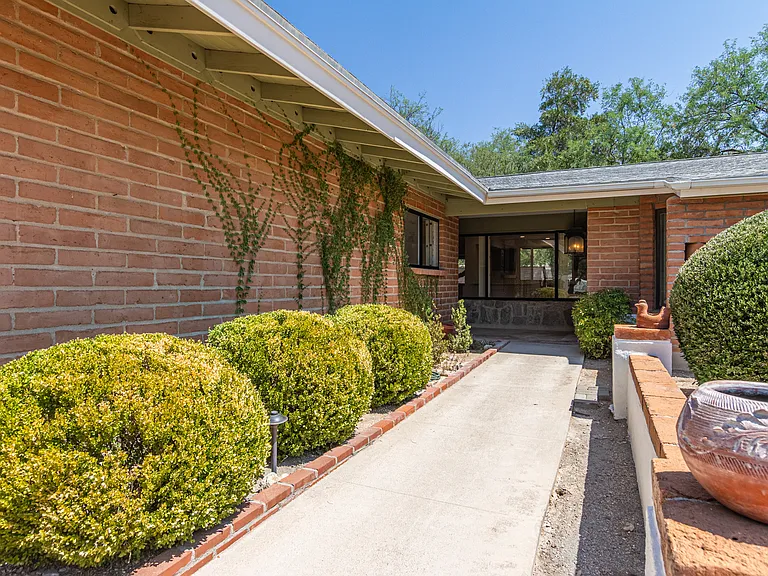 WALKWAY TO FRONT DOOR