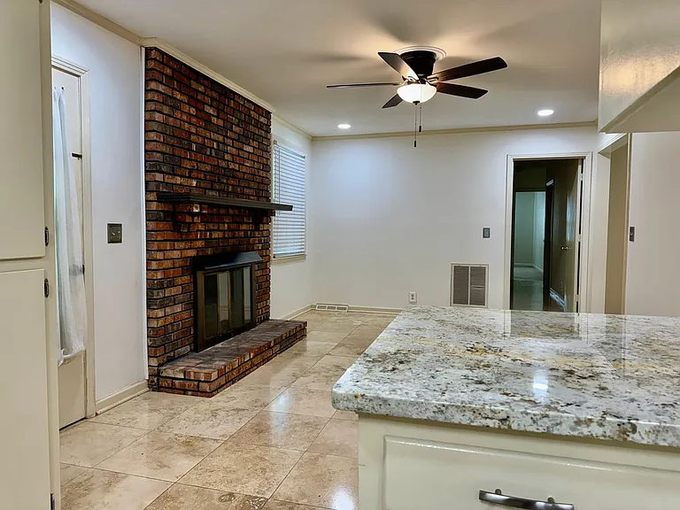 214 London Ln — Photo 10