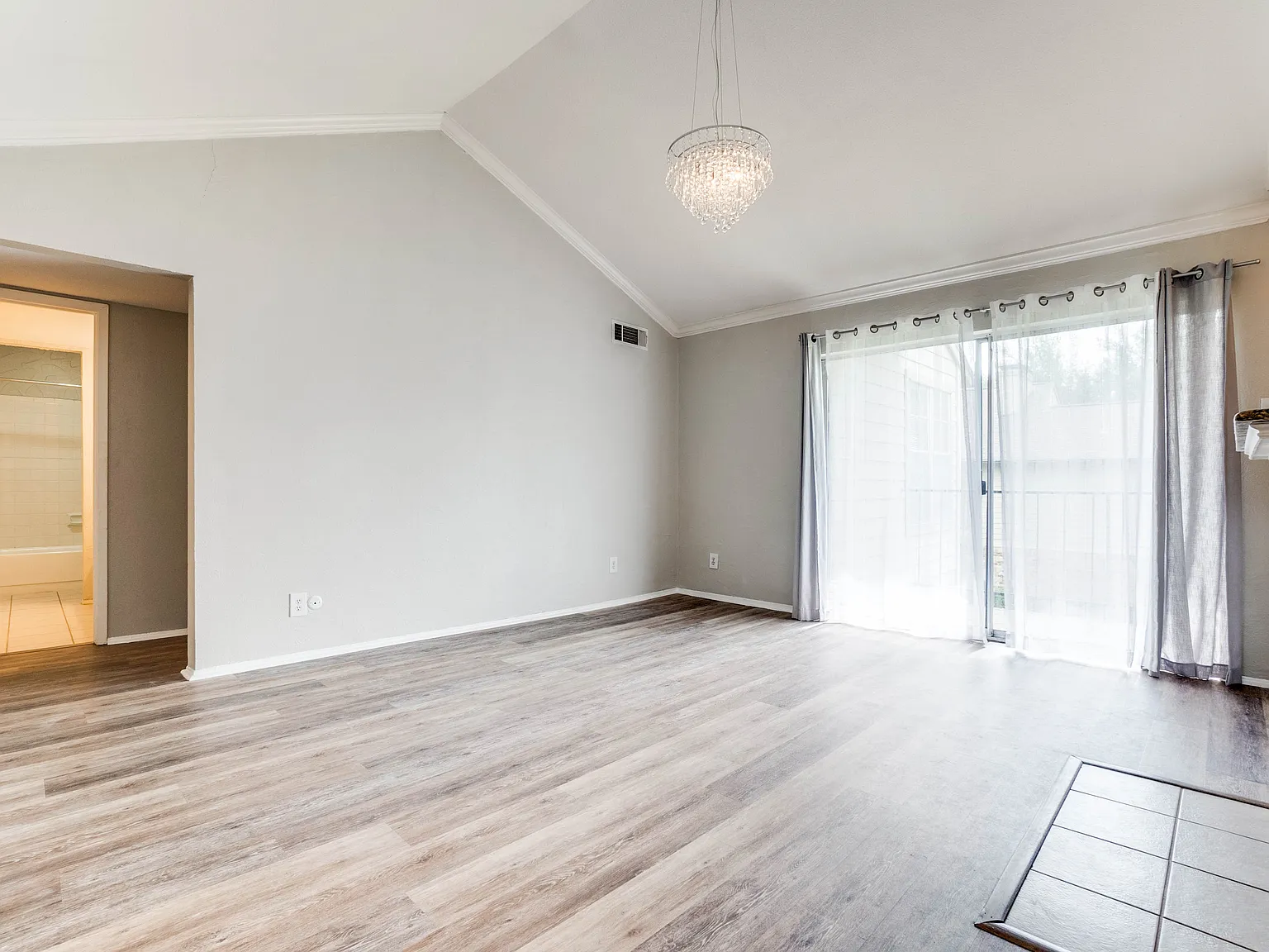 2 bed, 1189 sqft, $1,600 — Photo 2