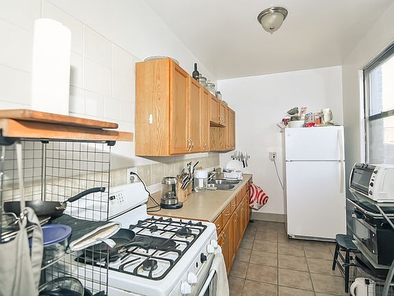 2nd image of 1670 W Pratt Blvd #9