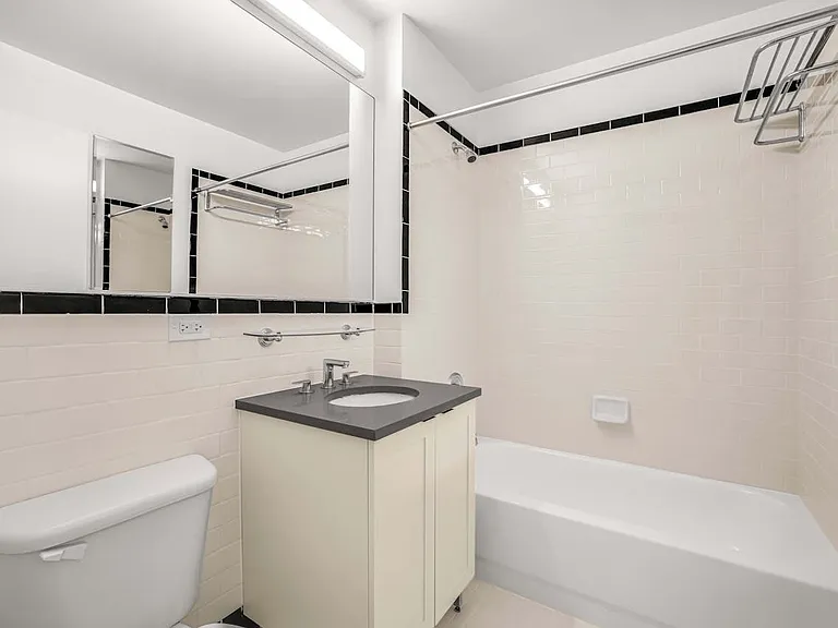420 W 42nd St #39D — Photo 8
