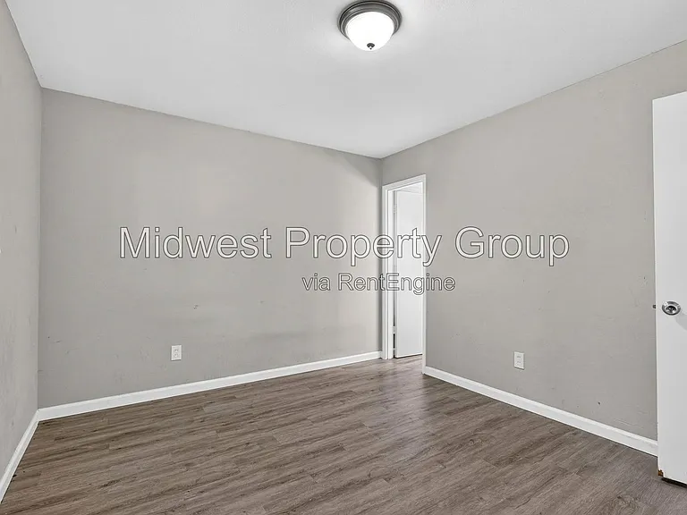 690 Central Pkwy — Photo 15