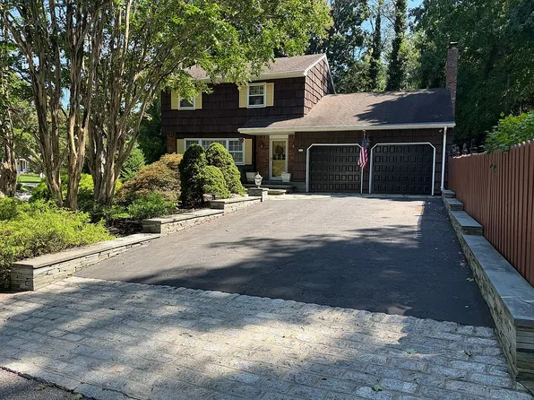 17 Tusculum Rd, Commack, NY 11725