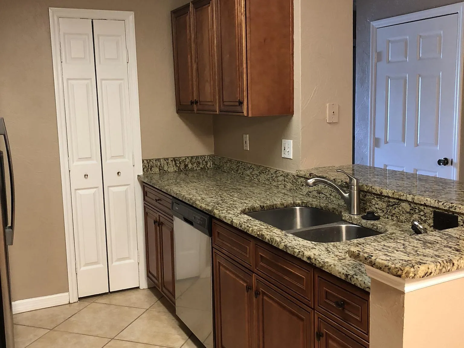 2 bed, 1048 sqft, $1,995 — Photo 2