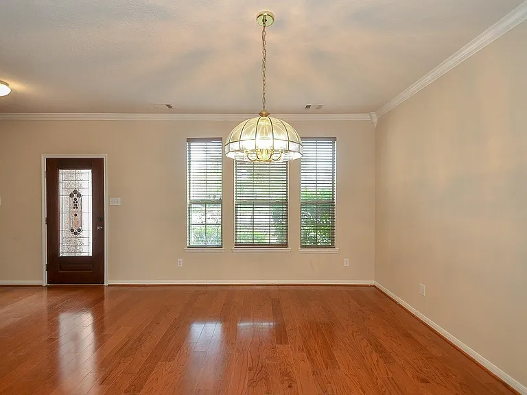 2410 Crossmill Ln — Photo 3