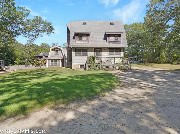 8 Melrose Ave, Oak Bluffs, MA 02557