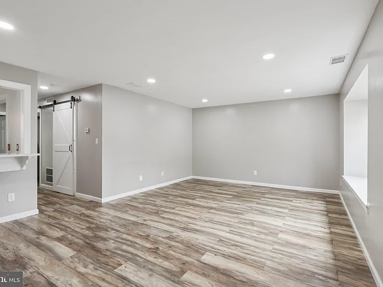 165 Wyndham Pl — Photo 5