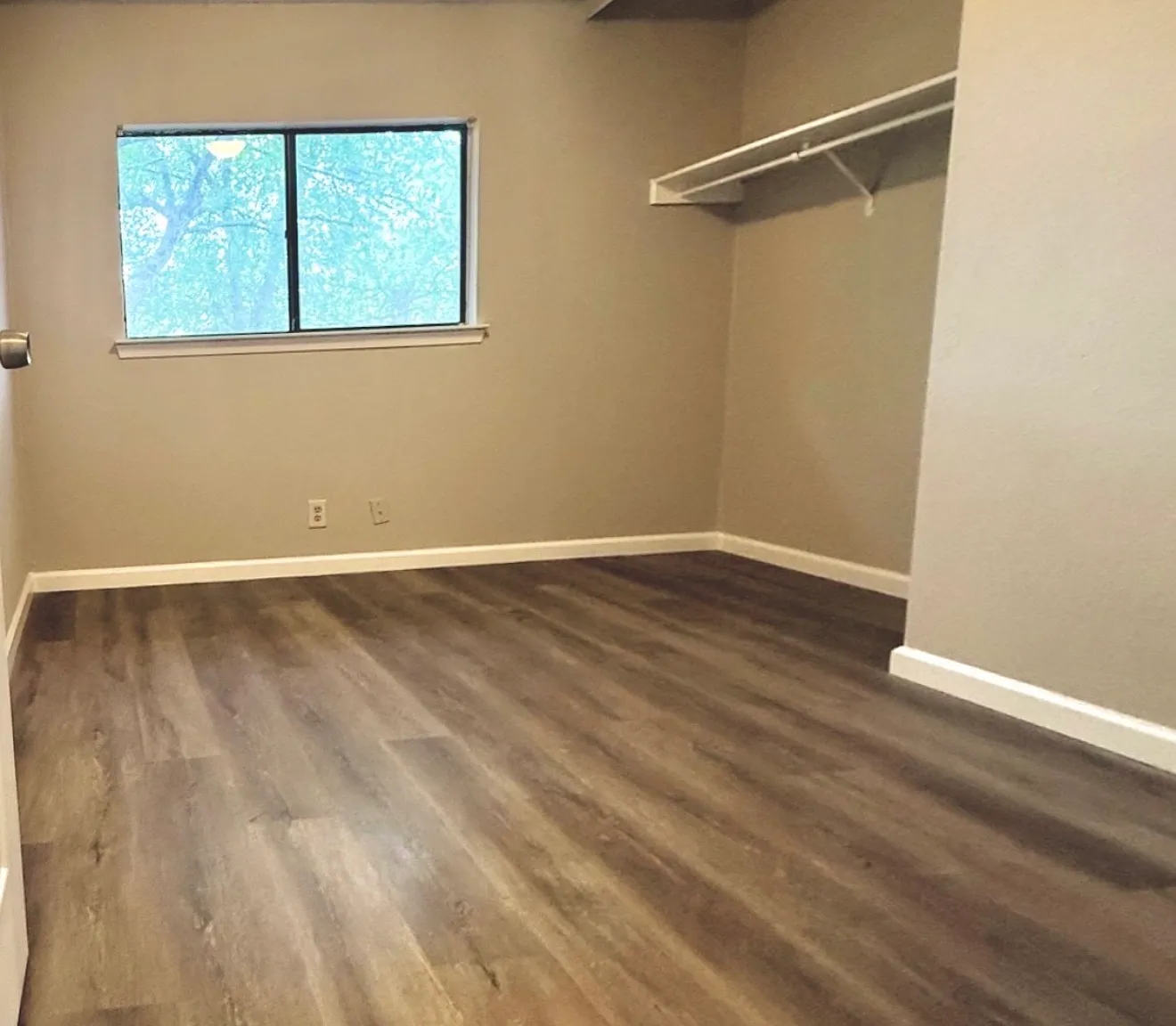 3 bed, 912 sqft, $1,300 — Photo 2