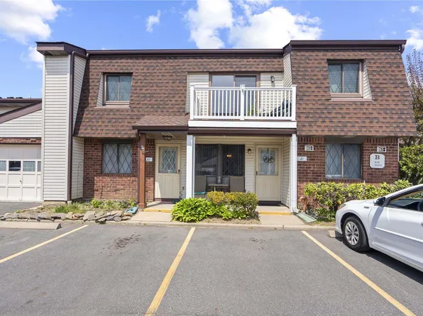 21 W Cambridge Drive SE #21, Copiague, NY 11726