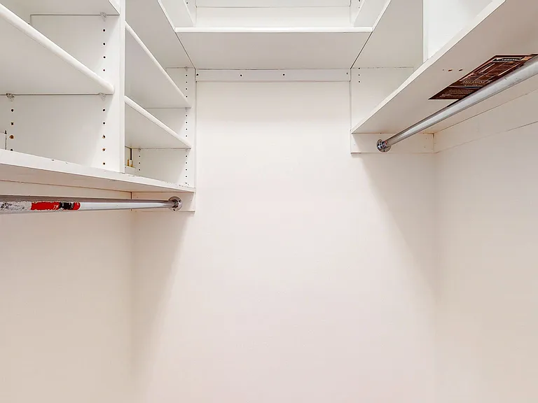 WALK-IN CLOSET