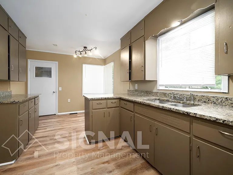 1156 Skyline Dr — Photo 11