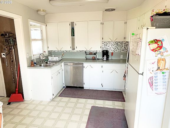 3rd image of 124 NE West Ave