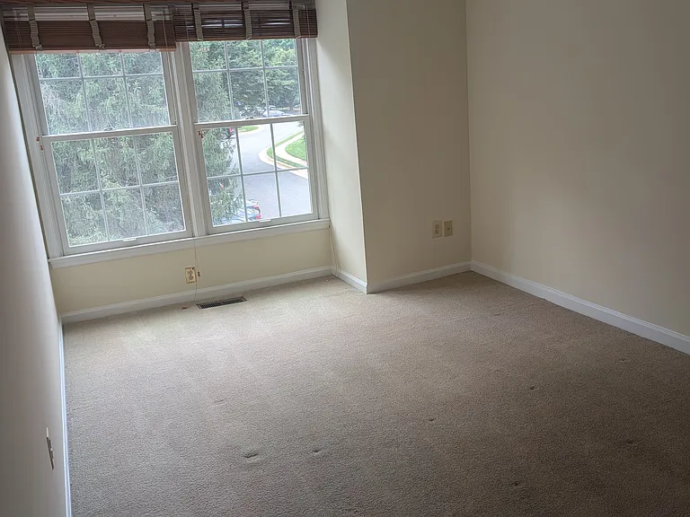 11908 Matthews Ct — Photo 25