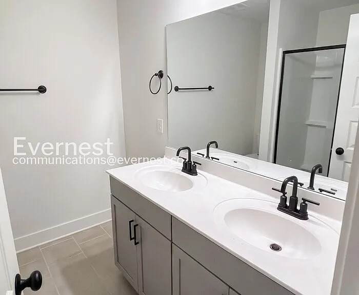 2433 E 17th St — Photo 15