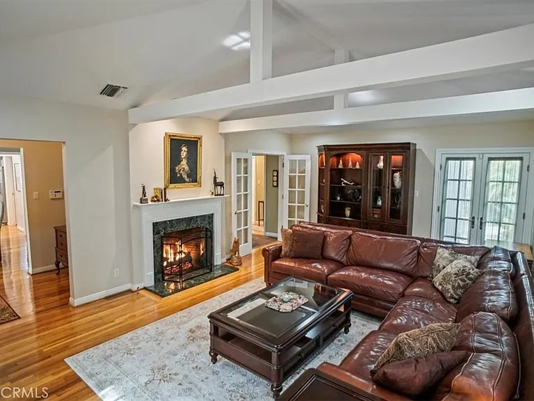 10419 Bloomfield St — Photo 3