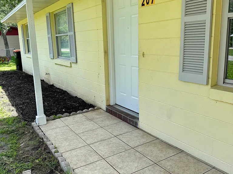 207 NE 3rd Ter — Photo 7