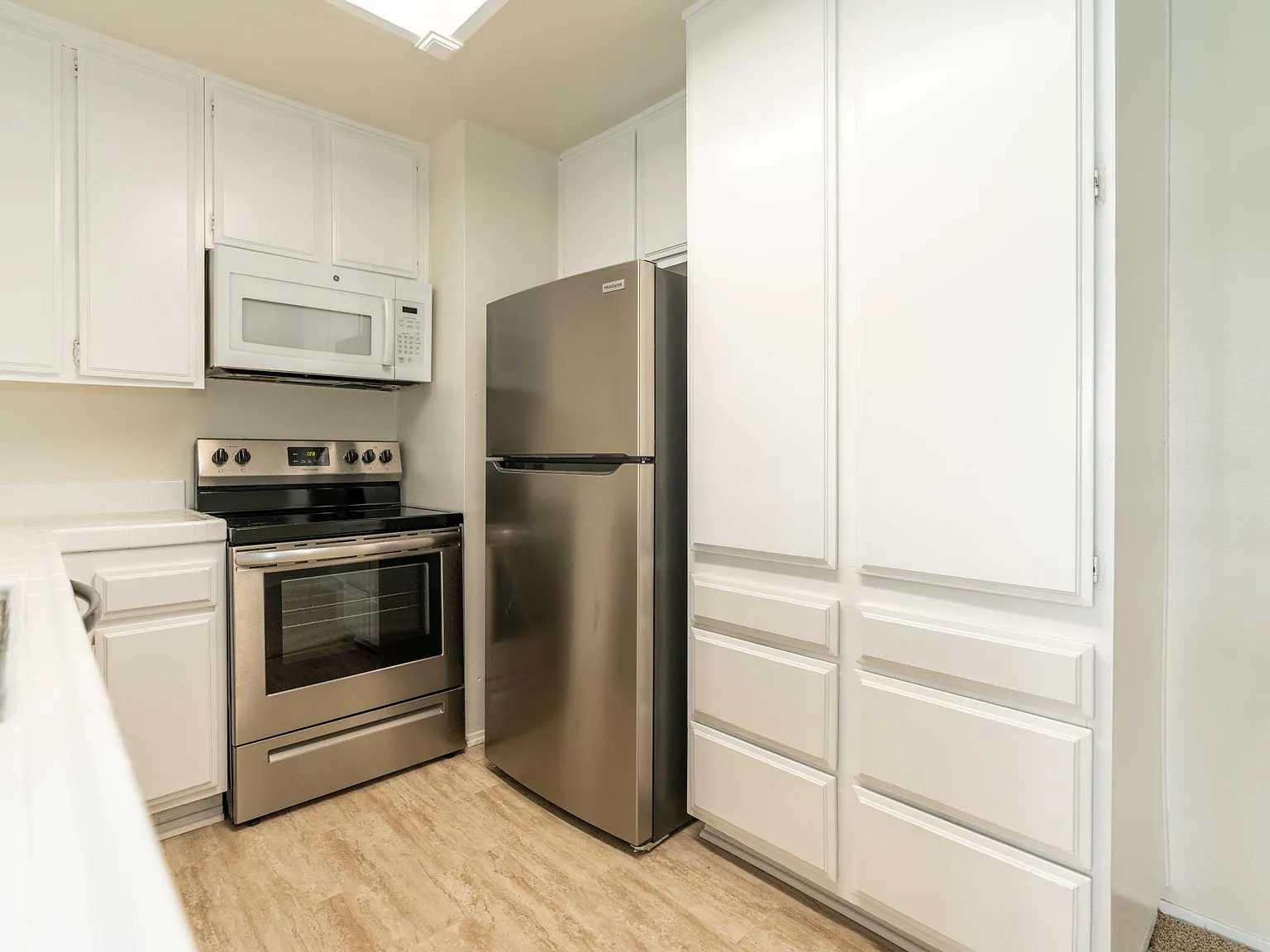 2 bed, 1008 sqft, $2,600 — Photo 2