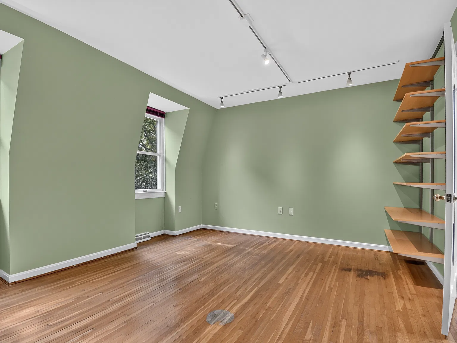 1 bed, 3.5 bath, 2608 sqft, $1,470 — Photo 2