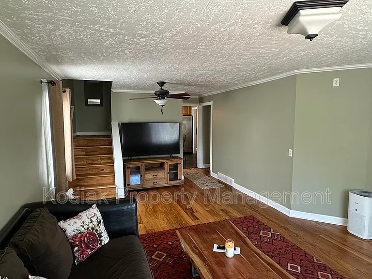 467 E 5th Ave — Photo 5