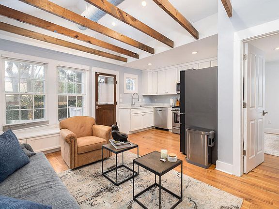 4th image of 381 Sumter St