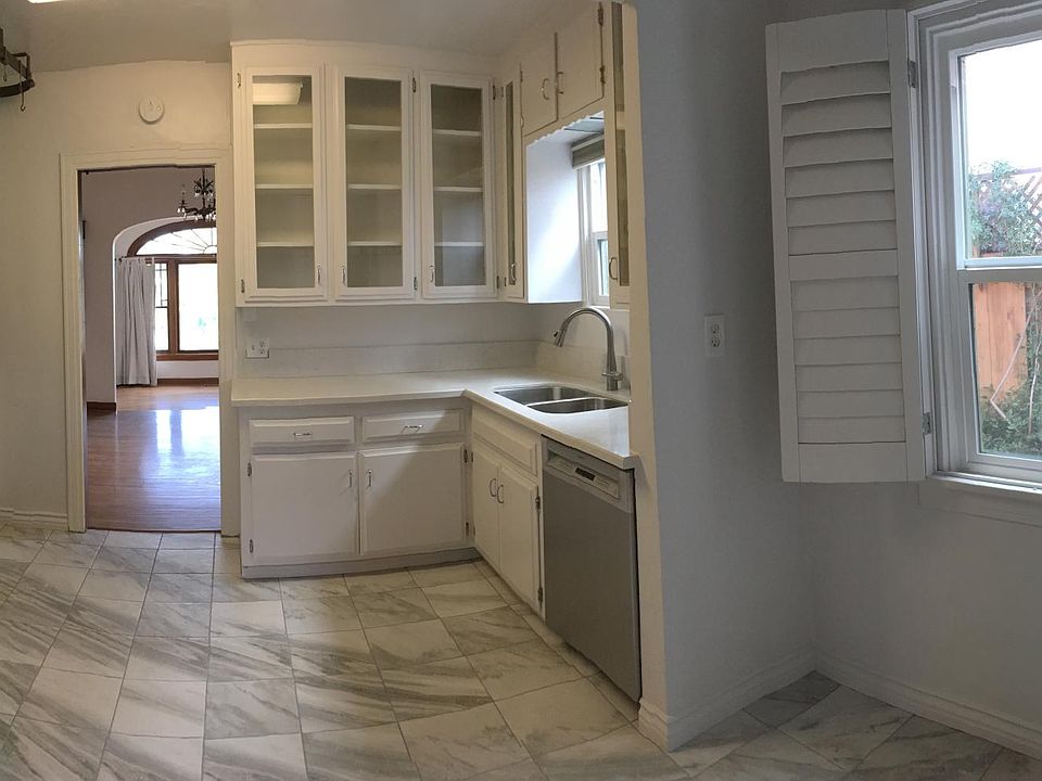 Kitchen with breakfast nook 