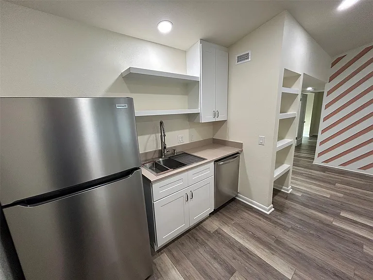 100 Bay Point Dr #8 — Photo 4