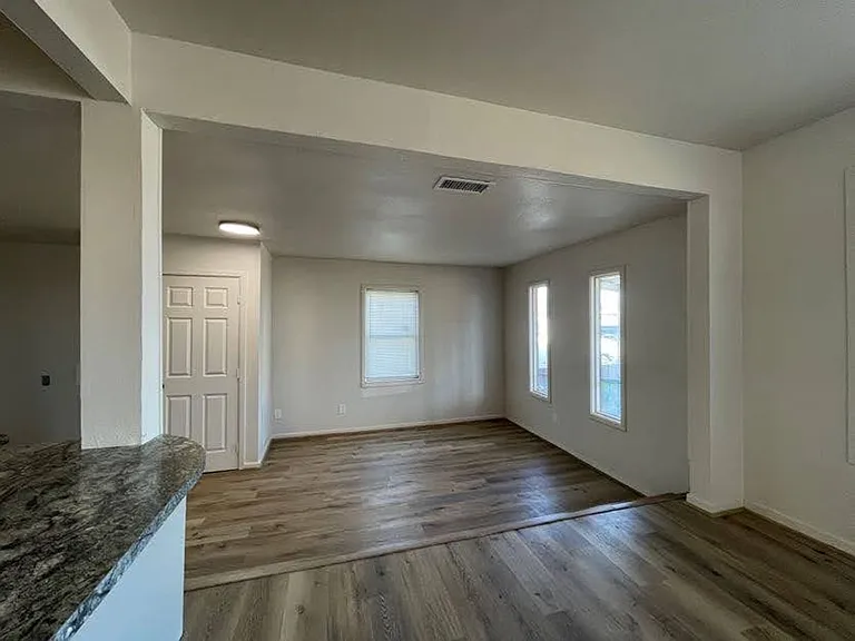306 NE Gary Ave — Photo 5