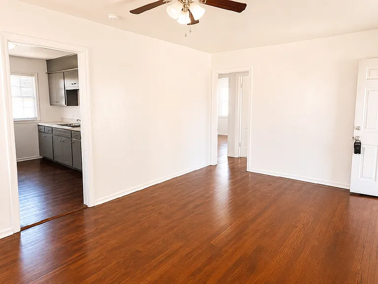 2132 Miramar Blvd — Photo 2