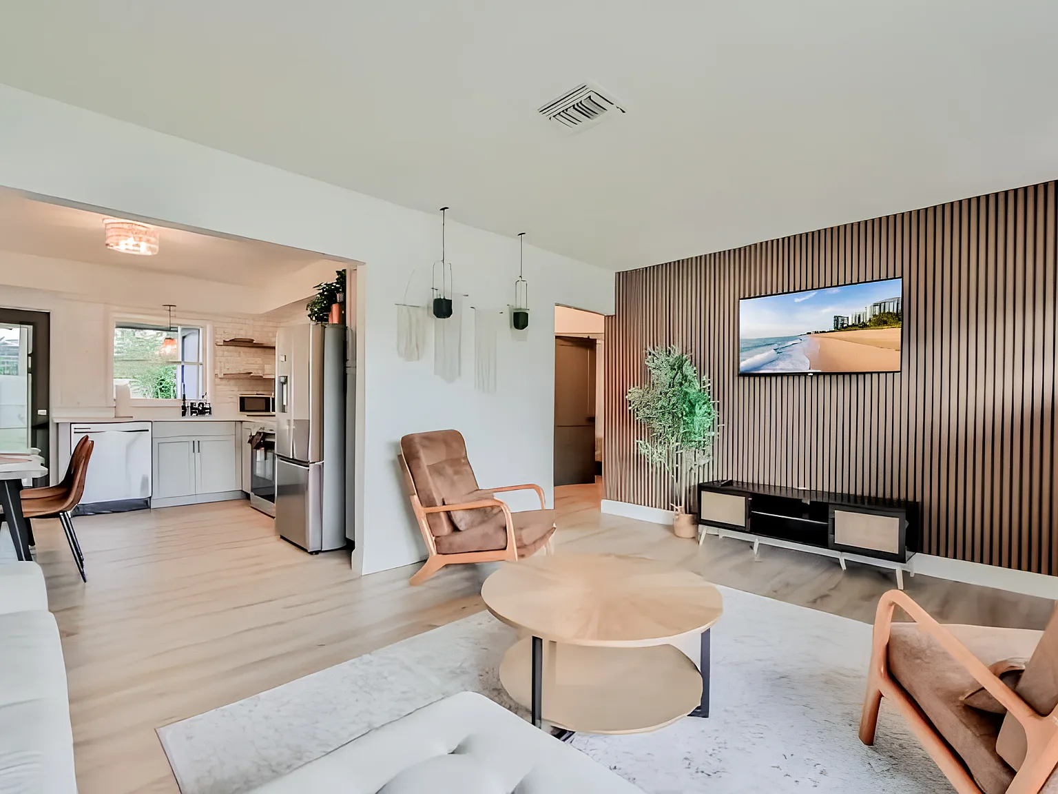 2 bed, 1.0 bath, 800 sqft, $1,819 — Photo 3