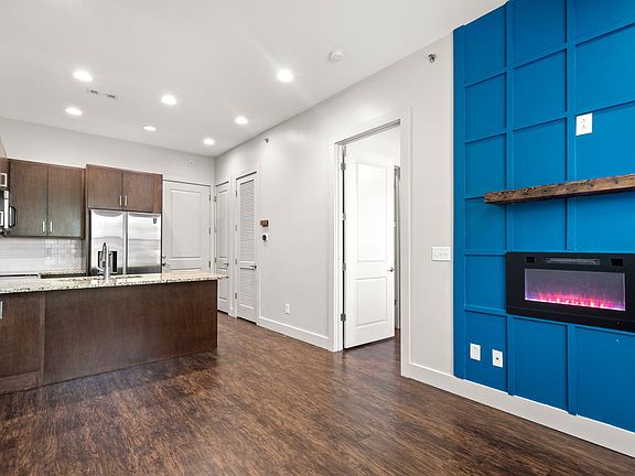 State Street Flats Apartments Living Room & Kitchen